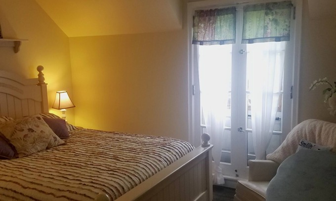 Northfield Bed & Breakfast | Charming room in lovely Northfield with WiFi, AC