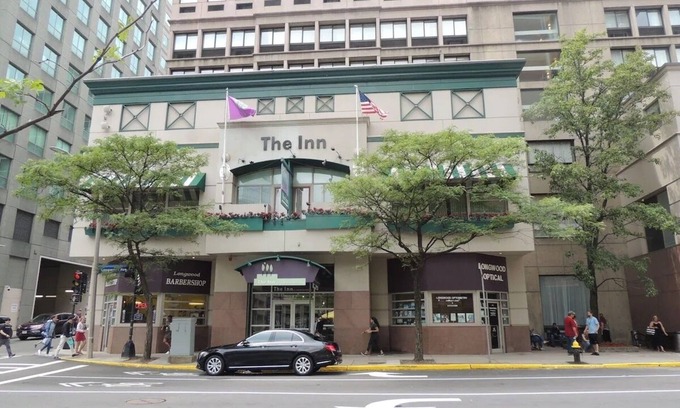 Medical Center Area Hotel | Charming Room with King Bed in LMA, Perfect for Academic Visits - Parking