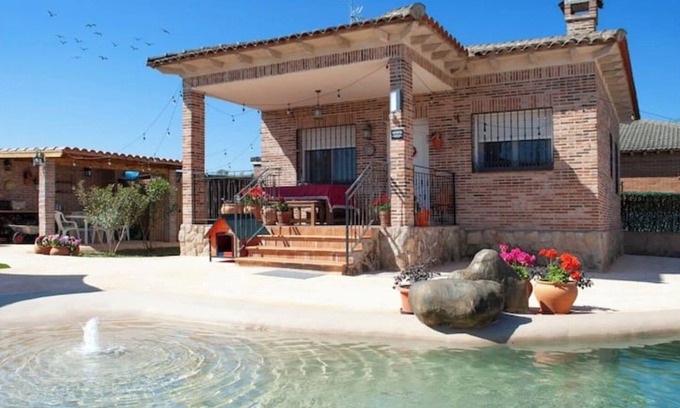Escalona Cottage | Charming rural house for 4 people, parking, porch, barbecue and swimming pool.