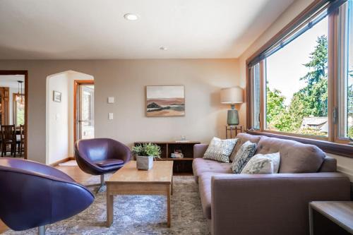 Seattle Metro Area House | Charming Seattle Hideaway - 1 block from lake WA