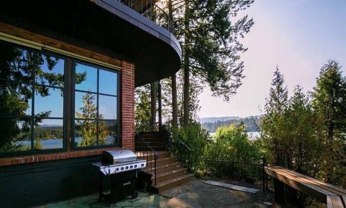 Shawnigan Lake Cottage | Charming Shawnigan Lake Front Cottage