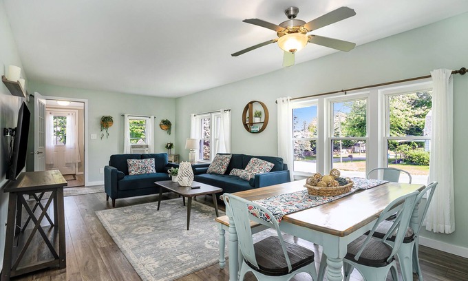 South Haven Cottage | Charming South Haven Cottage - 5 minute to the beach!