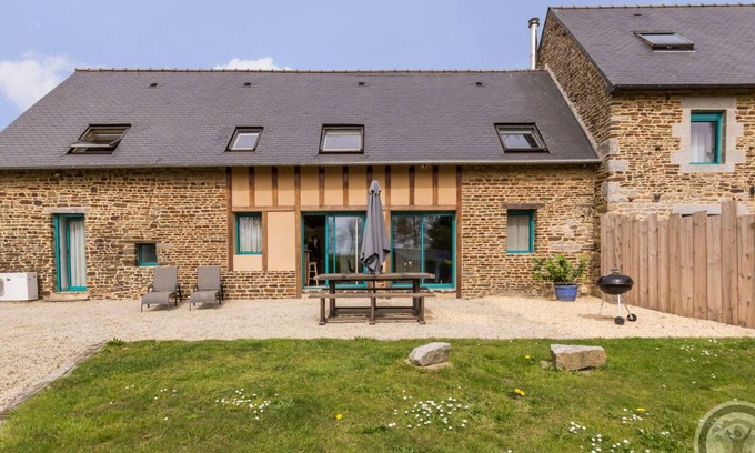 Saint-James Cottage | Charming Southern-Facing Cottage with Fireplace, Near Mont Saint-Michel