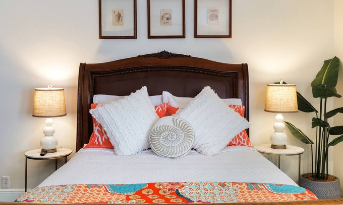 Old Town Apartment | Charming Studio in Historic Key West, 5-Min Bike Ride to Beach & Bikes Included!