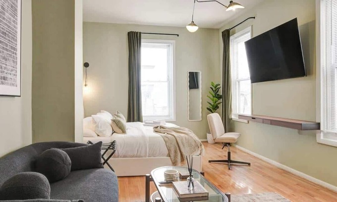 Center City East Apartment | Charming Studio w/King Bed in Washington Square
