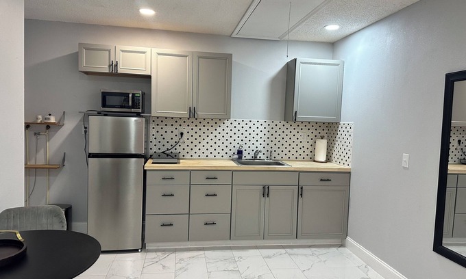 Sarasota Apartment | Charming studio with AC and WiFi in sunny Sarasota