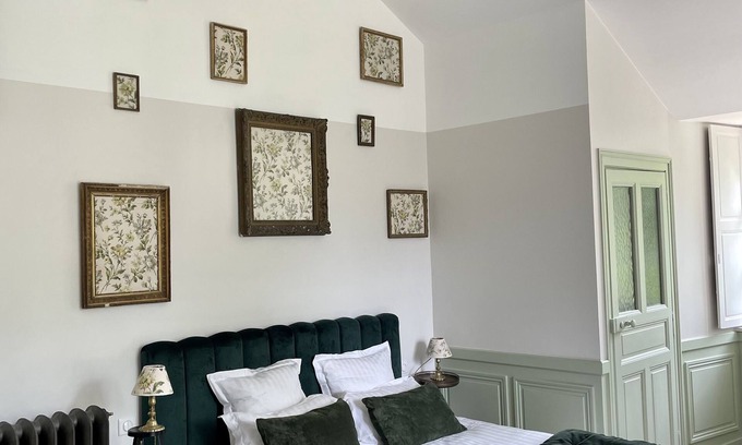 Bouchemaine Bed & Breakfast | Charming superior room at Château Le Fresne