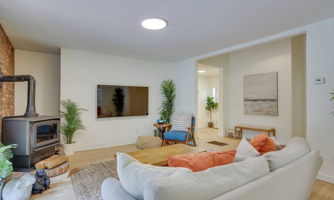 Swan Lake House | Charming Swan Lake Apartment w/Deck!