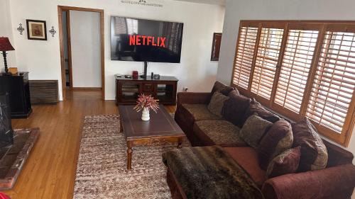 Tarzana House | Charming Tarzana Retreat - Cozy 3 Bedroom Home
