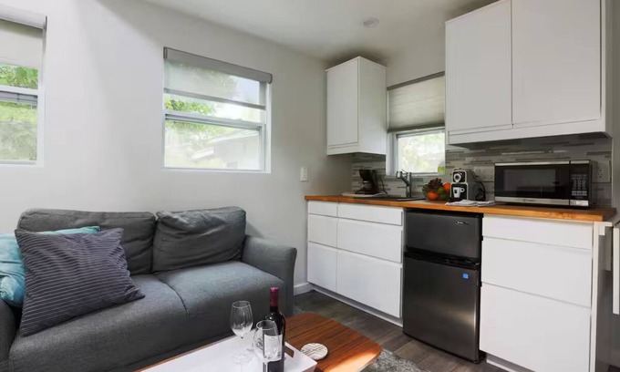 Woodland Hills House | Charming Tiny House 1-bedroom house in amazing garden Los Angeles with WiFi, AC