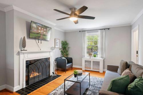 Potomac West House | Charming Townhouse Retreat by CozySuites