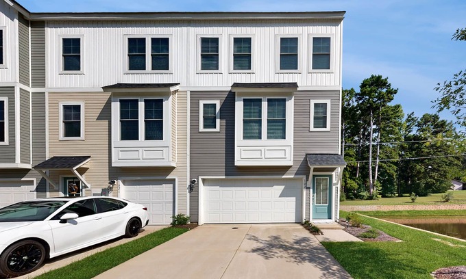 Goose Creek House | Charming townhouse with deck and washer/dryer, central AC, and WIFI
