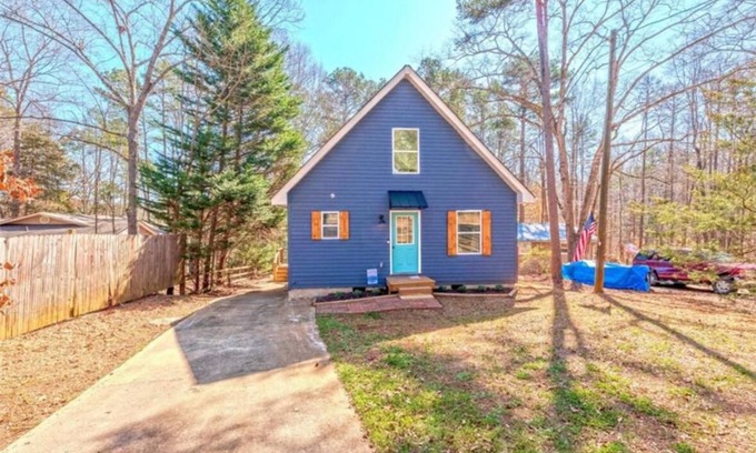Gumlog House | Charming two bed two bath house with a platform dock on Lake Hartwell