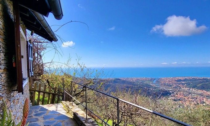 Cogorno House | Charming typical stone house with stunning sea views and privacy