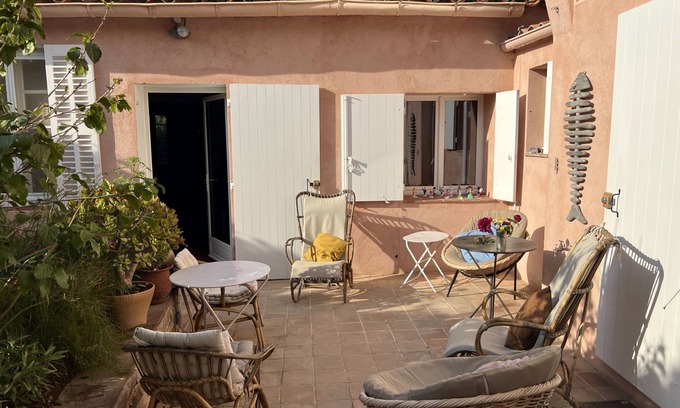 Porquerolles House | Charming typical villa, 95 m2, inside flowered garden, 3 terraces, climatisatio.
