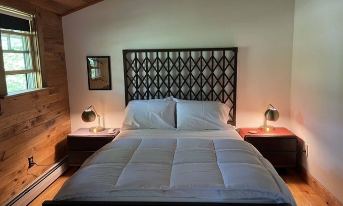 Charlotte Cottage | Charming, updated lakeside cottage