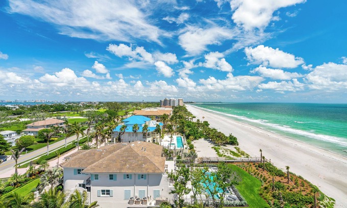 Longboat Key Condo | Charming upper floor condo with Pool, Hot Tub, Tennis Courts and Fitness Center