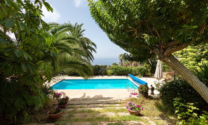 Adeje Villa | CHARMING VILLA NEAR THE SEA, SEA VIEWS. CLIMATIZED POOL. AC AND WIFI FREE
