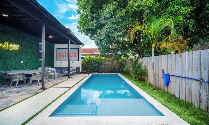 East Little Havana House | Charming Villa, Sleeps 16, Private Pool, Outdoor Cinema, Central Miami