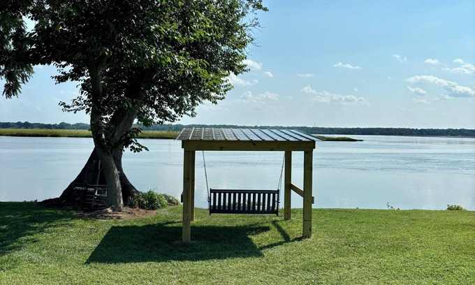 Loretto Cottage | Charming waterfront 1-bedroom cottage in lovely Colonial Beach with WiFi, AC