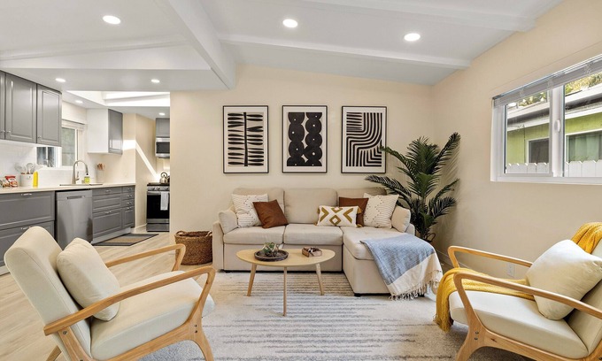 Venice House | Charming Zen 3BR Venice Beach Home with Patio & Washer and Dryer