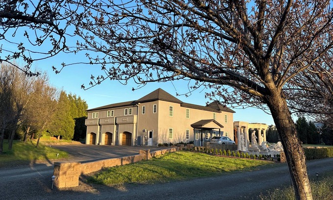 Ashland House | Chateau Herb ~ Miranda Carriage House Apt