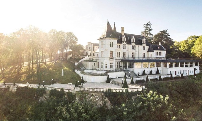 Chenehutte-Treves-Cunault Hotel | Chateau Le Prieuré Saumur - La Maison Younan