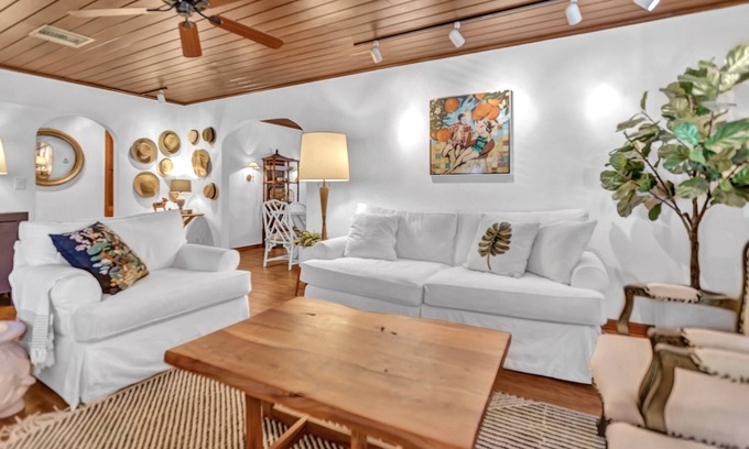 Pineapple Grove Arts District Cottage | Chateau Mango, historic cottage with a pool!
