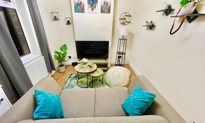 Chatham House | Chatham Home - Sleeps 6 - Close to Station - Wifi