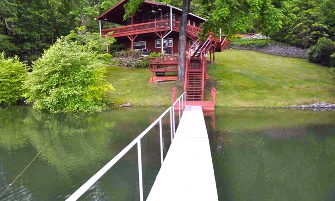 Hiawassee Cabin | CHATUGE FISH IS PARADISE FOR FISHERMEN,WATERSPORTS,DOG FRIENDLY