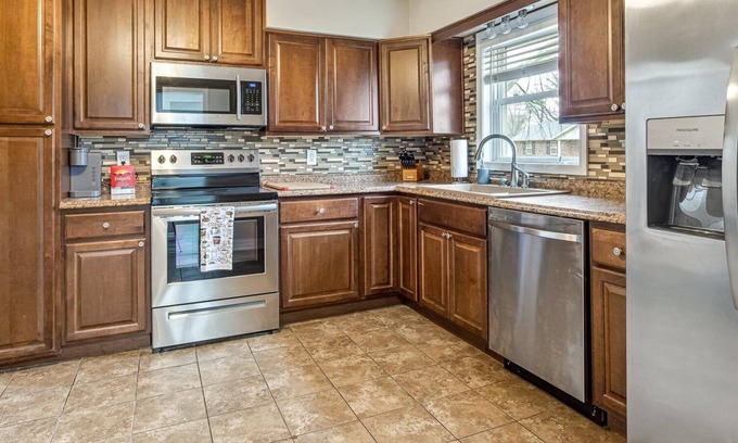 O'Fallon House | Cheerful 2 Bedroom Home with plenty of room!!