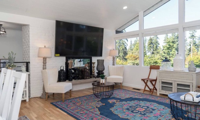 Picnic Point-North Lynnwood House | Cheerful 3-bedroom house with large backyardn