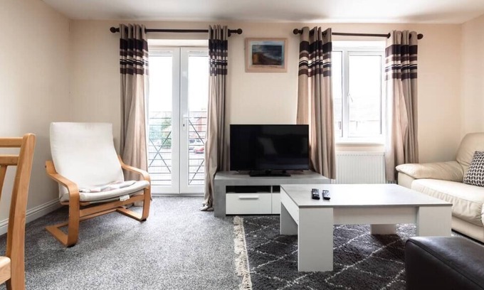 Holbrooks Other | Cheerful 4 bedroom house - sleeps 6 with parking