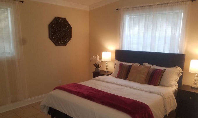 Greenacres House | Cheerful 5 bedroom vacation home & free parking