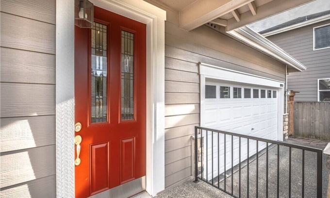 Alderwood Manor House | Cheerful 5 bedroom home on a cul-de-sac with free parking and side yard