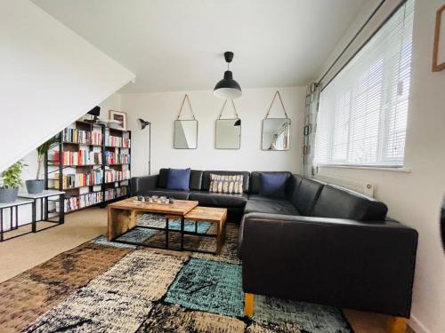 Severn Beach House | Cheerful 5-bedroom with free parking