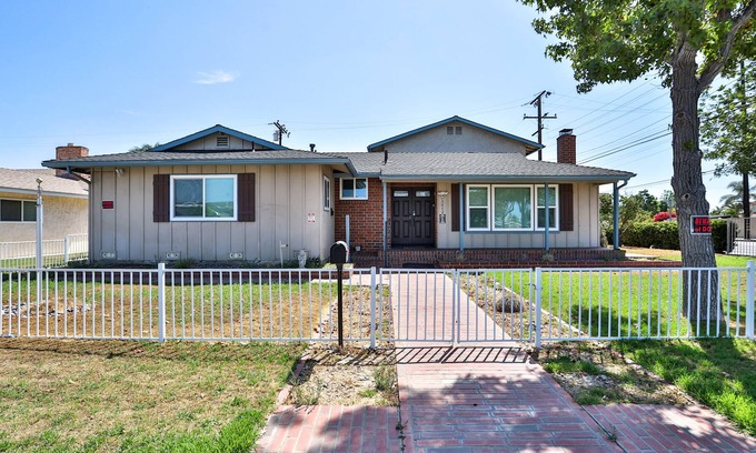 Westminster House | Cheerful 7 Bedrooms, sleeps 20 people, just minutes to Disneyland.