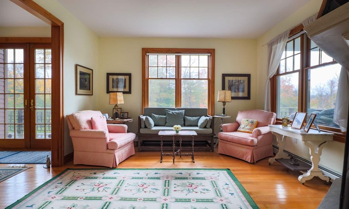 Eagles Mere Cottage | Cheerful and spacious lake-front vacation home