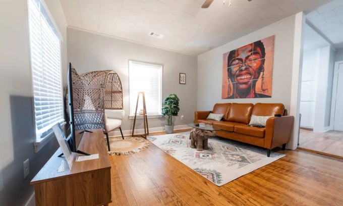 Benton House | Cheerful Boho Stay - Minutes From Hospital