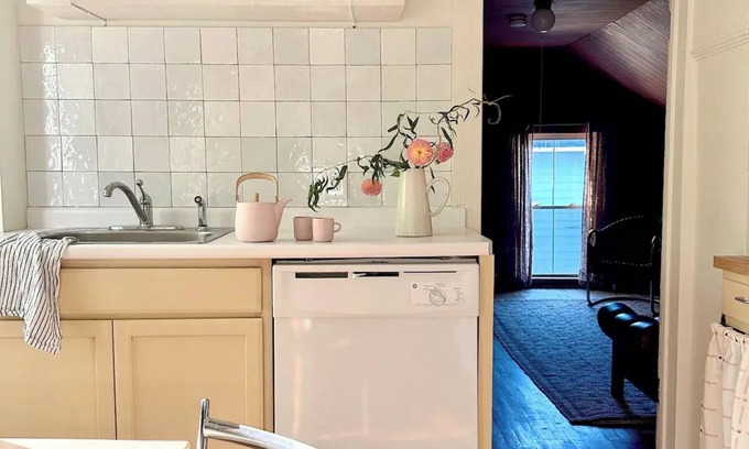 Centennial House | Cheerful Burlington 2 Bedroom