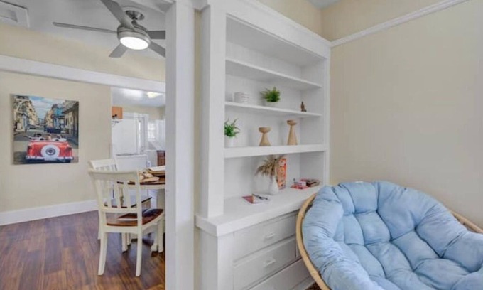 Eastside Cottage | Cheerful Cottage Close to Beach