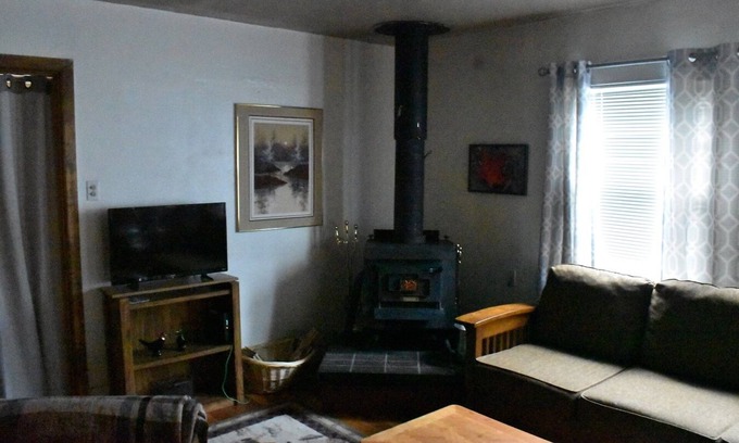 Fall River Mills House | Cheerful & Cozy 3 Bedroom Plus Residence