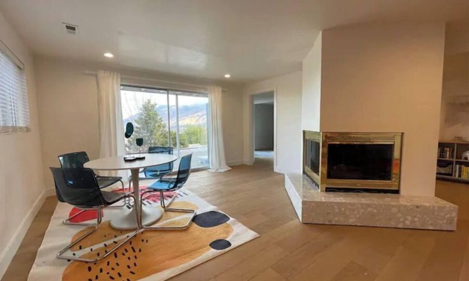 Granite Ridge House | Cheerful Designer Condo w/City & Mountain Views