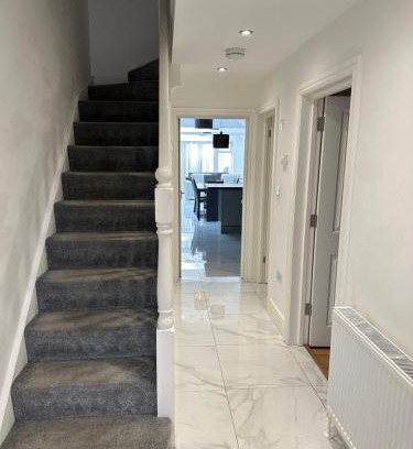 Headington House | Cheerful double bedroom in Oxford