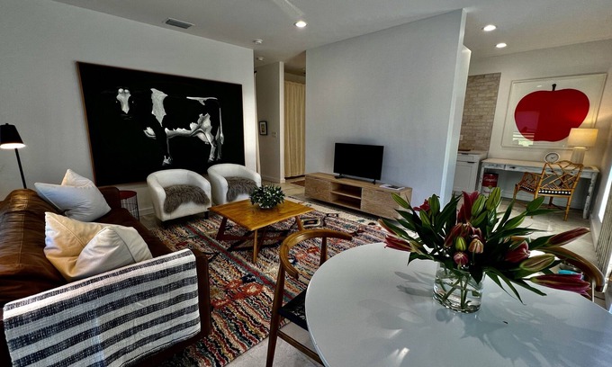 Reddick Apartment | Cheerful family sized barn apartment located in horse country, close to