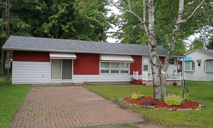 South Huron Cottage | Cheerful Grand Bend cottage steps to the beach!