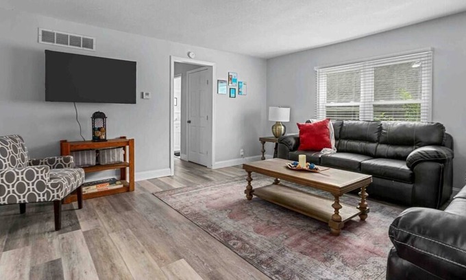 West Plaza House | ★ Cheerful New★Remodeled West Plaza Home
