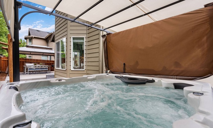 Mill Plain House | Cheerful Pet friendly Hot tub home located in Springer Estates.