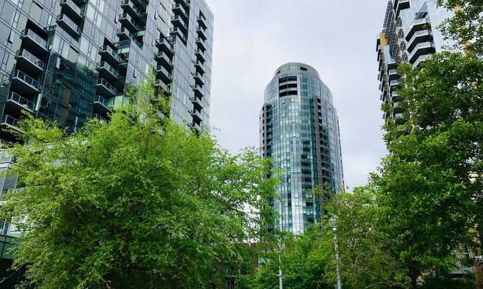 Corbett - Terwilliger - Lair Hill Condo | Cheerful Urban Living in Highrise Condo by Waterfront with Great Views