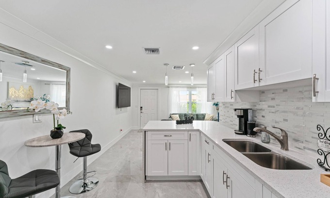 Greenacres House | Cheerful Vacation home 2/1 with outside hot tub